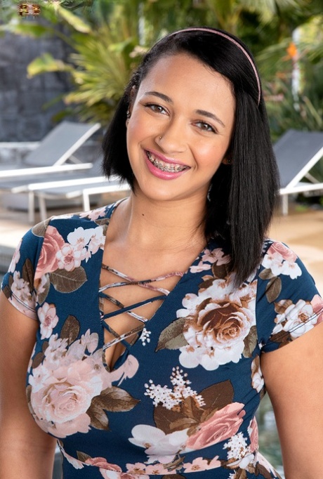 Emori Pleezer beautiful actress pics